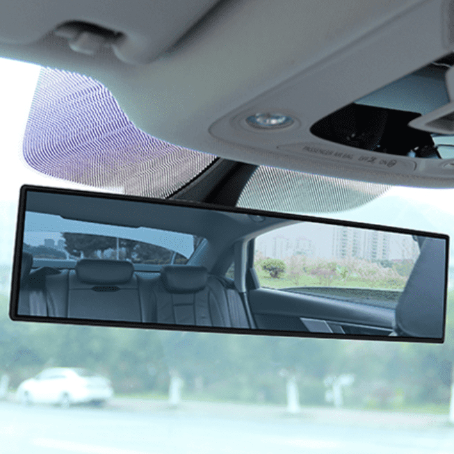 Retrovisor automotivo panorâmico para ampliar visão lateral no carro em movimento.