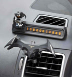 Suporte para celular do Batman em uso no carro, visual único e funcional