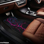 Tapete automotivo com estampa de rochas instalado na parte da frente do motorista