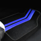 Imagem mostra Tapete de carro universal azul instalado na parte da frente do carro