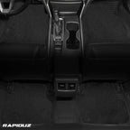 Conjunto com 4 tapetes automotivos simples já instalados no interior do carro