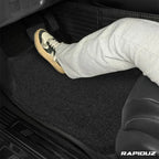 Imagem mostra tapete automotivo no carro com o motorista apoiando o pé em cima do tapete destacando o uso real