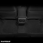 2 Tapetes de carro instalados na parte de trás do carro cobrindo os pisos traseiros