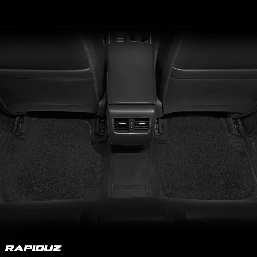 2 Tapetes de carro instalados na parte de trás do carro cobrindo os pisos traseiros