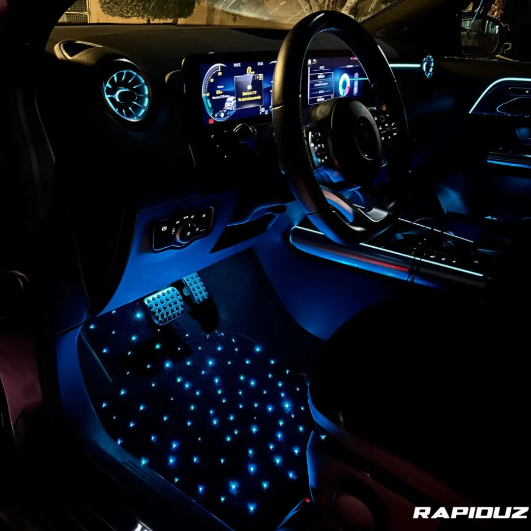 Tapete de carro com LED azul instalado, iluminando e destacando o interior do veículo
