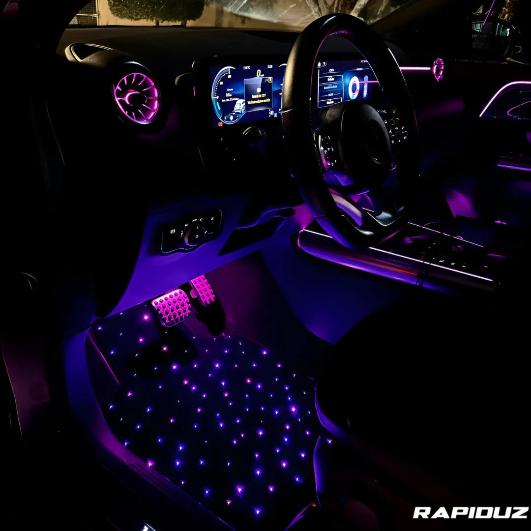 Tapete automotivo com luz LED roxa acesa, trazendo estilo e modernidade ao carro