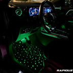 Tapete com LED verde instalado no carro, criando ambiente iluminado e sofisticado