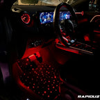 Tapete para carro com LED vermelho ligado, realçando o design interno do veículo