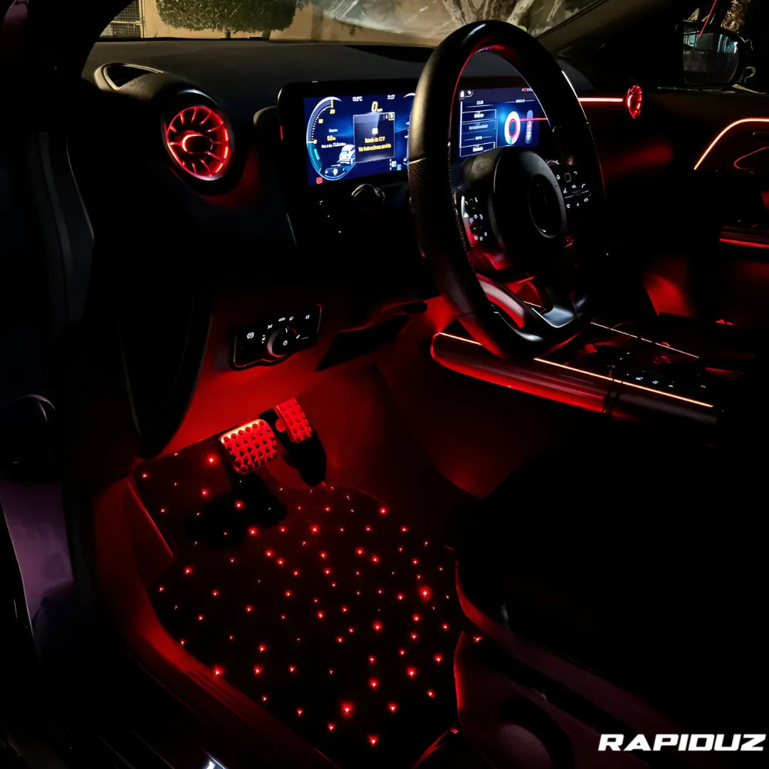 Tapete para carro com LED vermelho ligado, realçando o design interno do veículo
